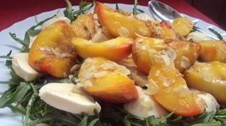 Рецепт Салата с рукколой, персиками и фетой