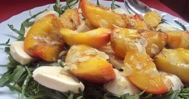 Рецепт Салата с рукколой, персиками и фетой