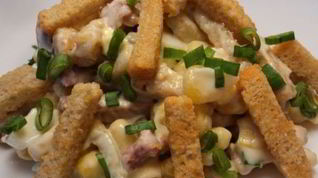Рецепт Салата с сухариками и колбасой