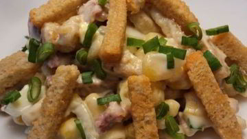 Рецепт Салата с сухариками и колбасой
