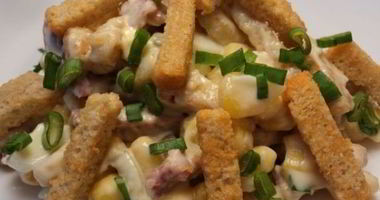 Рецепт Салата с сухариками и колбасой