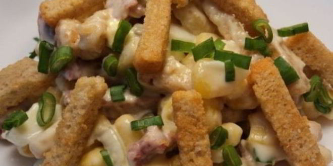 Рецепт Салата с сухариками и колбасой
