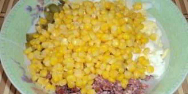 Рецепт салата с сухариками и колбасой