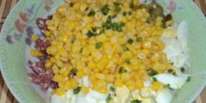 Рецепт салата с сухариками и колбасой