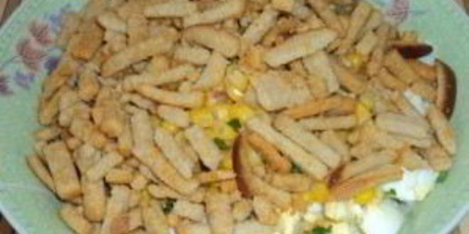 Рецепт салата с сухариками и колбасой