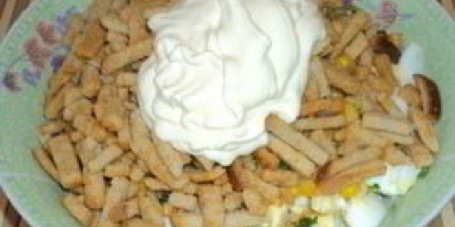 Рецепт салата с сухариками и колбасой