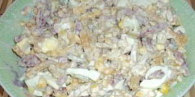 Рецепт салата с сухариками и колбасой