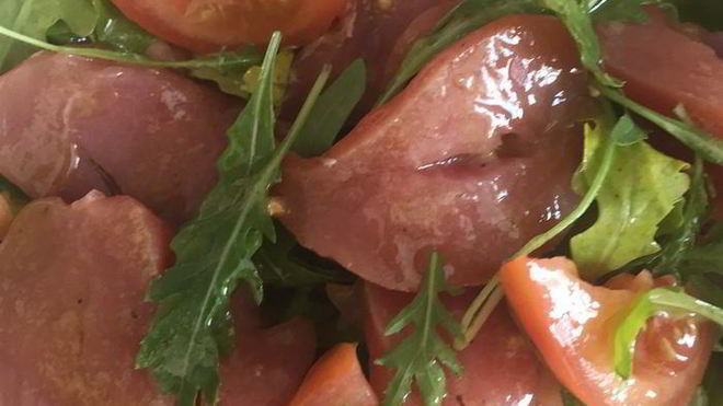 Рецепт салата с сыровяленой грудинкой