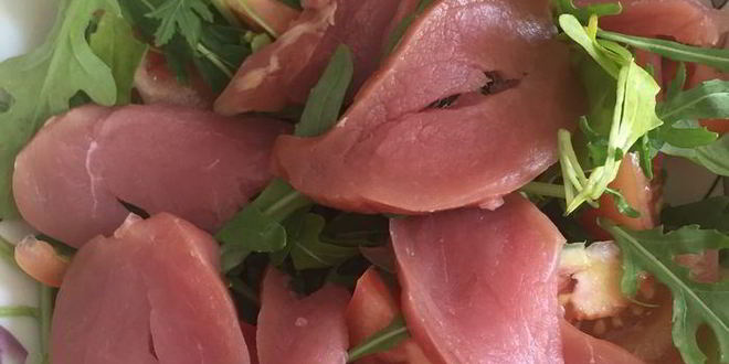 Рецепт салата с сыровяленой грудинкой
