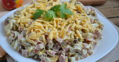 Рецепт Салата с ветчиной и грибами