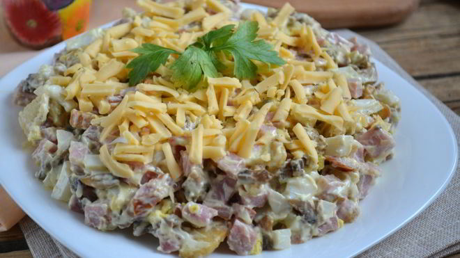 Рецепт салата с ветчиной и грибами