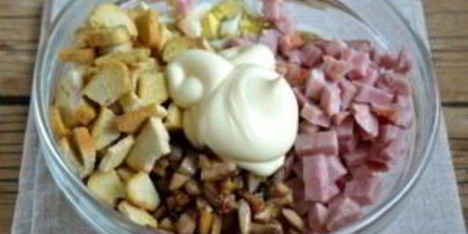 Рецепт салата с ветчиной и грибами