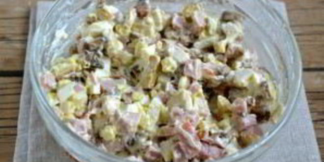 Рецепт салата с ветчиной и грибами