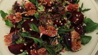 Рецепт Салата со свеклой, инжиром и кедровыми орешками