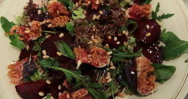 Рецепт Салата со свеклой, инжиром и кедровыми орешками