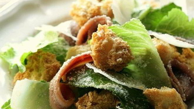 Рецепт салата цезарь с анчоусами