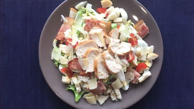 Рецепт салата цезарь с беконом