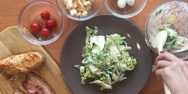 Рецепт салата цезарь с беконом