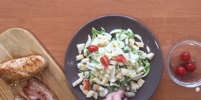 Рецепт салата цезарь с беконом