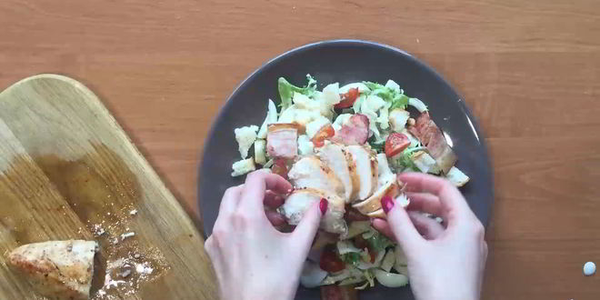 Рецепт салата цезарь с беконом