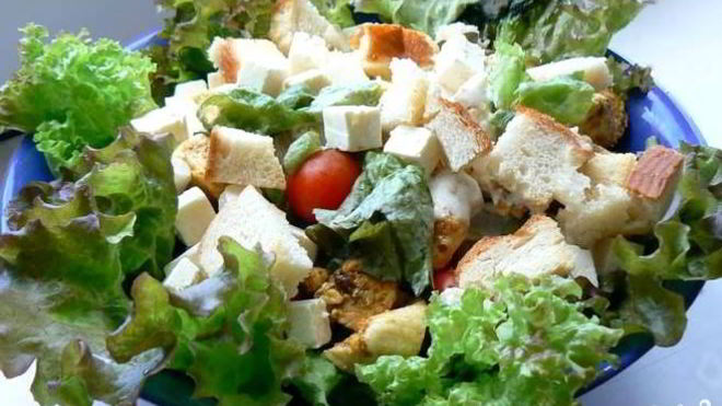 Рецепт салата цезарь с брынзой