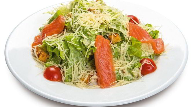 Рецепт салата цезарь с красной рыбой