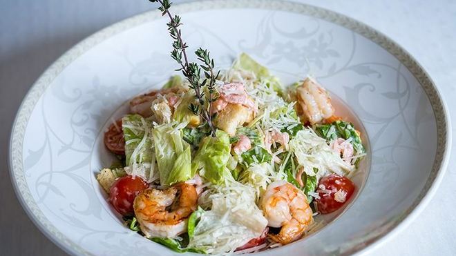 Рецепт салата цезарь с креветками королевский