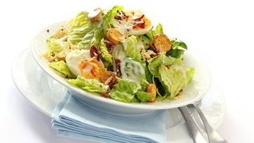 Рецепт Салата Цезарь с желтыми помидорами черри и изюмом