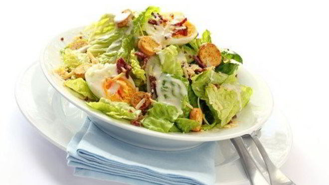 Рецепт салата цезарь с желтыми помидорами черри и изюмом