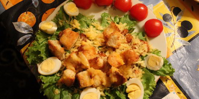 Рецепт Цезаря с креветками, сыром, грецкими орехами и гренками