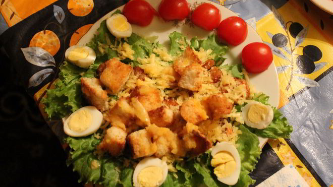 Рецепт цезаря с креветками, сыром, грецкими орехами и гренками