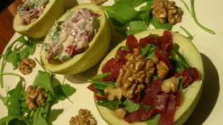 Рецепт Салата в яблоках с руколой, грецкими орехами и вяленым мясом
