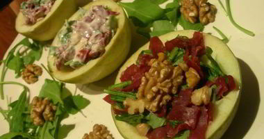 Рецепт Салата в яблоках с руколой, грецкими орехами и вяленым мясом