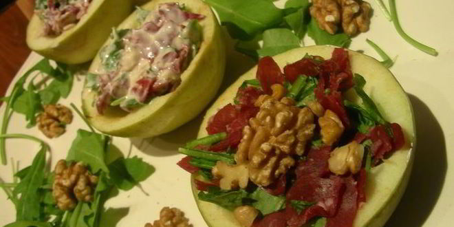 Рецепт Салата в яблоках с руколой, грецкими орехами и вяленым мясом