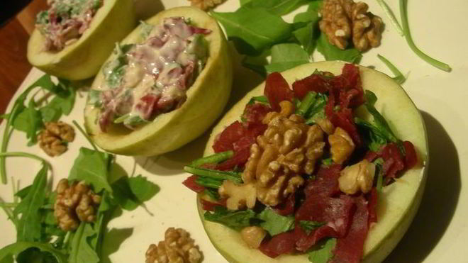 Рецепт салата в яблоках с руколой, грецкими орехами и вяленым мясом