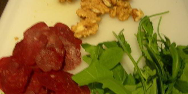 Рецепт салата в яблоках с руколой, грецкими орехами и вяленым мясом