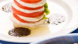 Рецепт Салата из помидоров и козьего сыра с базиликовым винегретом