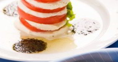 Рецепт Салата из помидоров и козьего сыра с базиликовым винегретом