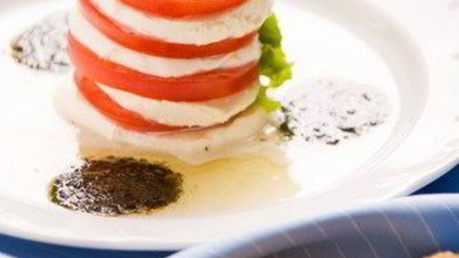 Рецепт салата из помидоров и козьего сыра с базиликовым винегретом