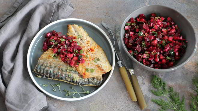 Рецепт скумбрии-гриля с летним винегретом