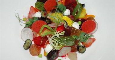 Рецепт Винегрета с чипсами из томатов и ежевики