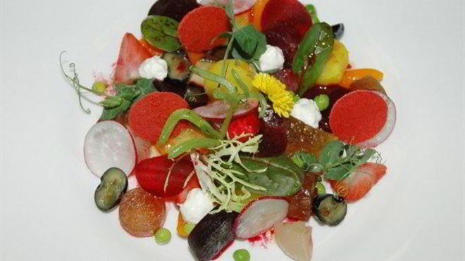 Рецепт винегрета с чипсами из томатов и ежевики