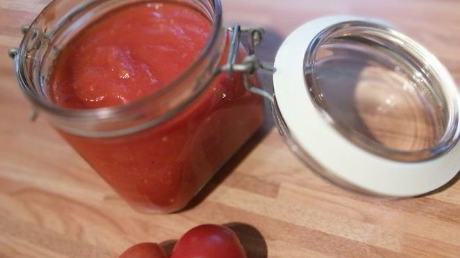 Рецепт домашнего томатно-яблочный кетчуп со свежими пряными травами