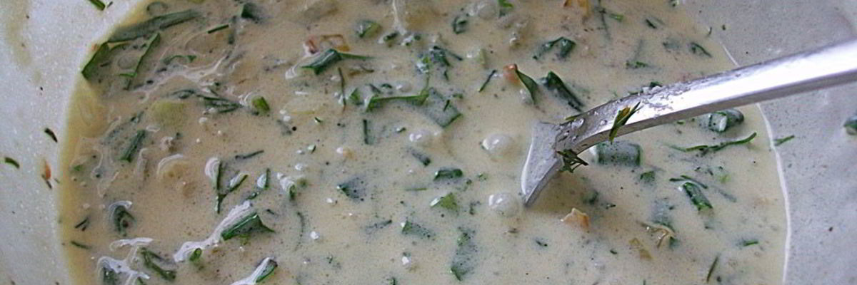 Рецепт Сливочного соуса из сметаны, лука, чеснока и зелени