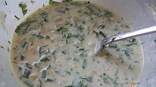 Рецепт Сливочного соуса из сметаны, лука, чеснока и зелени