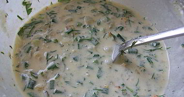 Рецепт Сливочного соуса из сметаны, лука, чеснока и зелени