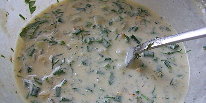 Рецепт Сливочного соуса из сметаны, лука, чеснока и зелени