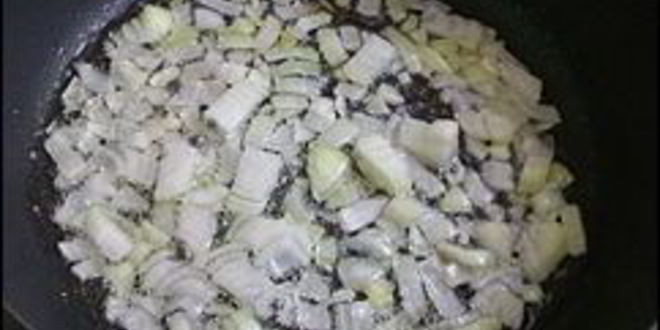 Рецепт сливочного соуса из сметаны, лука, чеснока и зелени