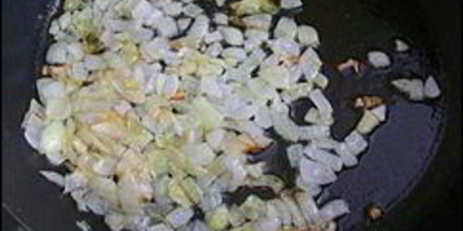 Рецепт сливочного соуса из сметаны, лука, чеснока и зелени