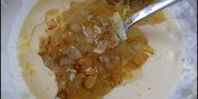 Рецепт сливочного соуса из сметаны, лука, чеснока и зелени